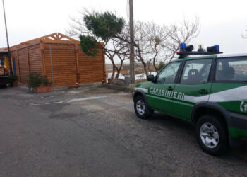 Sequestrato Chiosco in costruzione sulla scogliera di Le Castella