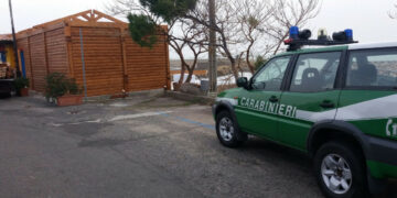 Sequestrato Chiosco in costruzione sulla scogliera di Le Castella