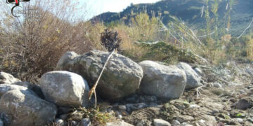 Sorpreso mentre preleva massi dall’area di un fiume, denunciato un imprenditore