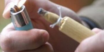 Esplode nella notte una bomba carta a Crotone, danneggiata autovettura