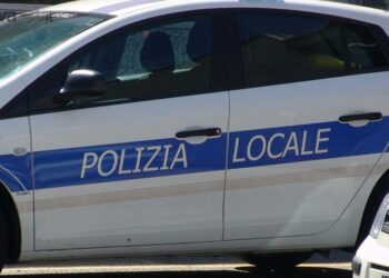 Controlli della Polizia per il commercio abusivo ambulante, multe e sequestri