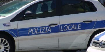 Controlli della Polizia per il commercio abusivo ambulante, multe e sequestri