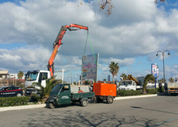 Al via la rimozione dei tabelloni pubblicitari abusivi nel territorio di Cirò Marina