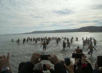 Buon anno Crotone con il tuffo nelle acque del suo mare