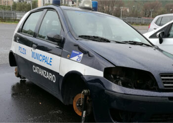 Cannibalizzate le auto della polizia municipale di Catanzaro