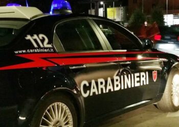 Rapina ragazzo con una bottiglia di vetro rotta, arrestato dai Carabinieri