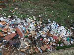 Cirò, rinvenuta Discarica abusiva di eternit, plastica, elettrodomestici, rifiuti urbani, e tanto vetro (3)