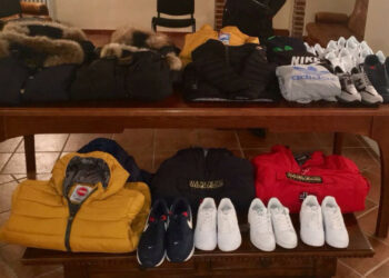 Controlli dei Carabinieri sull’abusivismo commerciale, sequestrati capi di vestiario contraffatti
