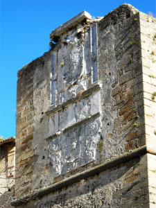 Crotone, Salviamo il grande Stemma imperiale di Carlo V e di don Pedro da Toledo