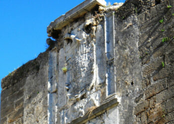 Crotone, Salviamo il grande Stemma imperiale di Carlo V e di don Pedro da Toledo