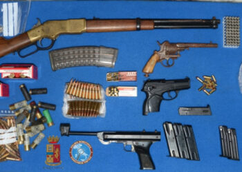 Custodiva armi clandestine e munizioni, arrestata una donna