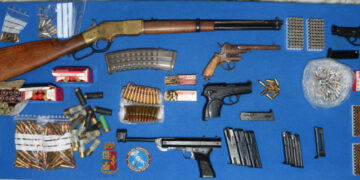 Custodiva armi clandestine e munizioni, arrestata una donna