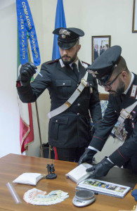 Due arresti a Petilia Policastro, nascondevano in auto oltre un Kg di cocaina