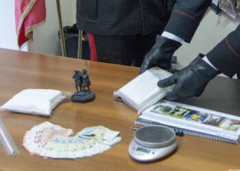 Due arresti a Petilia Policastro, nascondevano in auto oltre un Kg di cocaina