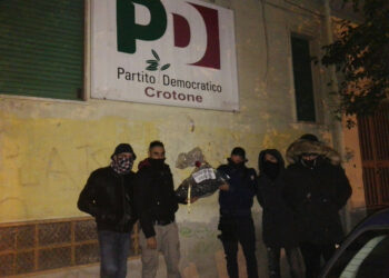 Epifania: Forza Nuova Crotone porta il carbone alla sede PD