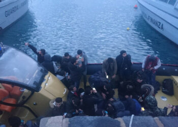 Fermata barca a vela al largo della Calabria ionica con 31 migranti a bordo, Arrestati due scafisti ucraini