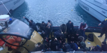 Fermata barca a vela al largo della Calabria ionica con 31 migranti a bordo, Arrestati due scafisti ucraini