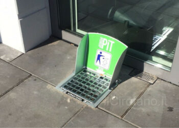 Gettate i mozziconi di sigaretta per terra… Ma nei posaceneri da pavimento