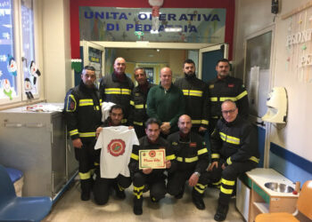 I Vigili del Fuoco fanno visita ai bambini dei reparti di Oncologia pediatrica dell’Annunziata di Cosenza