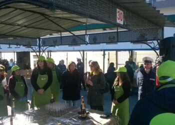 Il brindisi al Farmer Market, il mercato dei contadini di Crotone