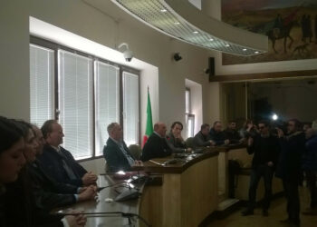 Il sindaco chiama a raccolta la città che si trova compatta a difesa del suo aeroporto