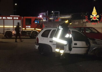 In fiamme due auto nella notte, non si esclude la matrice dolosa