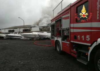 In fiamme il capannone del cantiere navale Ranieri, intervengono 15 unità dei Vigili del fuoco