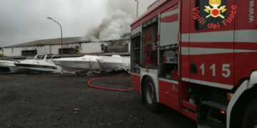 In fiamme il capannone del cantiere navale Ranieri, intervengono 15 unità dei Vigili del fuoco