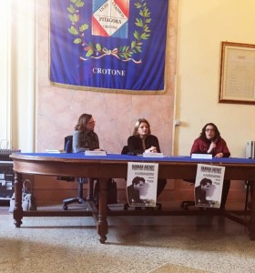 Incontro con la docente dell'UNICAL prof.ssa Paola Helzel nell'Aula Magna del Liceo Pitagora di Crotone (2)