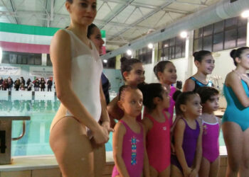 La squadra dei NuotatoriKrotonesi, unica formazione di nuoto sincronizzato in Calabria