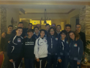 Protesta davanti la Piscina di Cirò Marina nuotatori, atleti agonisti e genitori chiedono la riapertura (2)