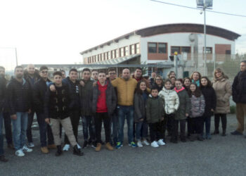 Protesta davanti la Piscina di Cirò Marina: nuotatori, atleti agonisti e genitori chiedono la riapertura