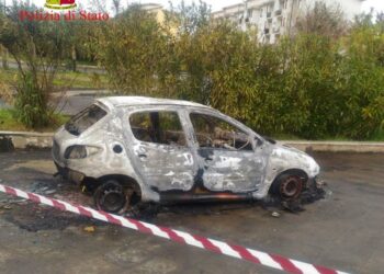 Rinvenuto un corpo carbonizzato sotto un’autovettura