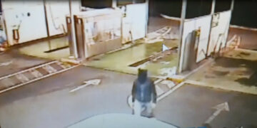 Tenta di rapinare un autolavaggio mascherato da topo