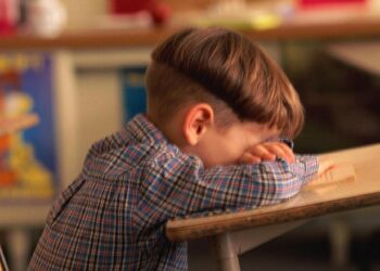 Picchia bambino autistico di 7 anni, sospeso insegnante di sostegno