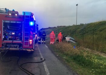 Incidente a Crotone, porche esce fuori strada: muore il conducente