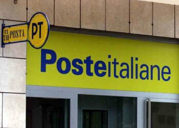 Cerca di cambiare un’assegno falso di 20mila euro alle Poste di Crotone, arrestato 47enne