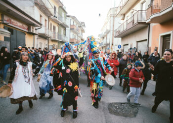 A Cutro è avvenuto un piccolo, grande miracolo, in migliaia sono scesi in piazza invadendo le vie del paese
