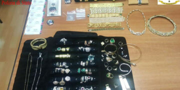 Aeroporto di Reggio Calabria: in partenza per Milano con gioielli nascosti nel bagaglio a mano