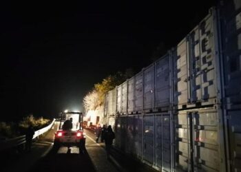 Causa Frana, chiusa ancora la SS107: installati 15 containers nella notte per una protezione temporanea