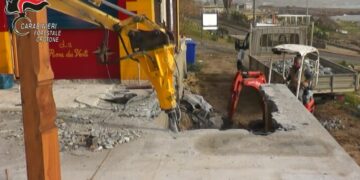 Demolito manufatto abusivo sulla spiaggia di Le Castella