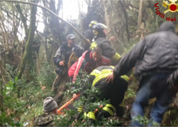 Escavatore si ribalta e precipita in un burrone, ferito gravemente l’operaio