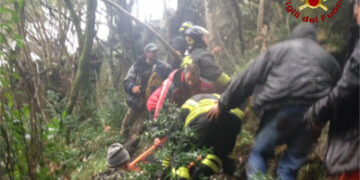 Escavatore si ribalta e precipita in un burrone, ferito gravemente l’operaio