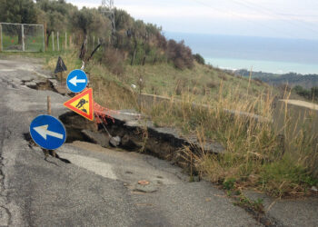 Frana la strada per Scala Coeli e San Morello, chiusa una corsia: la comunità a rischio isolamento