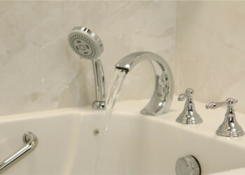 Fulminata nella vasca da bagno dal suo smartphone. Ragazza di 12 anni stava ascoltando musica