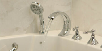 Fulminata nella vasca da bagno dal suo smartphone. Ragazza di 12 anni stava ascoltando musica