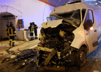 Grave tamponamento sulla SS106 tra un furgone ed un automezzo da cantiere, un ferito