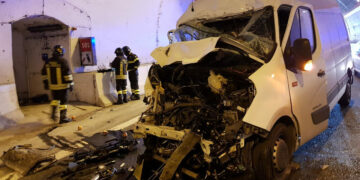 Grave tamponamento sulla SS106 tra un furgone ed un automezzo da cantiere, un ferito