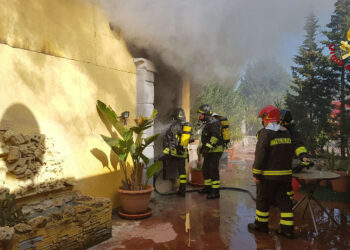 In fiamme un appartamento in via Equador a Crotone, intervento immediato dei Vigili del Fuoco