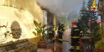 In fiamme un appartamento in via Equador a Crotone, intervento immediato dei Vigili del Fuoco